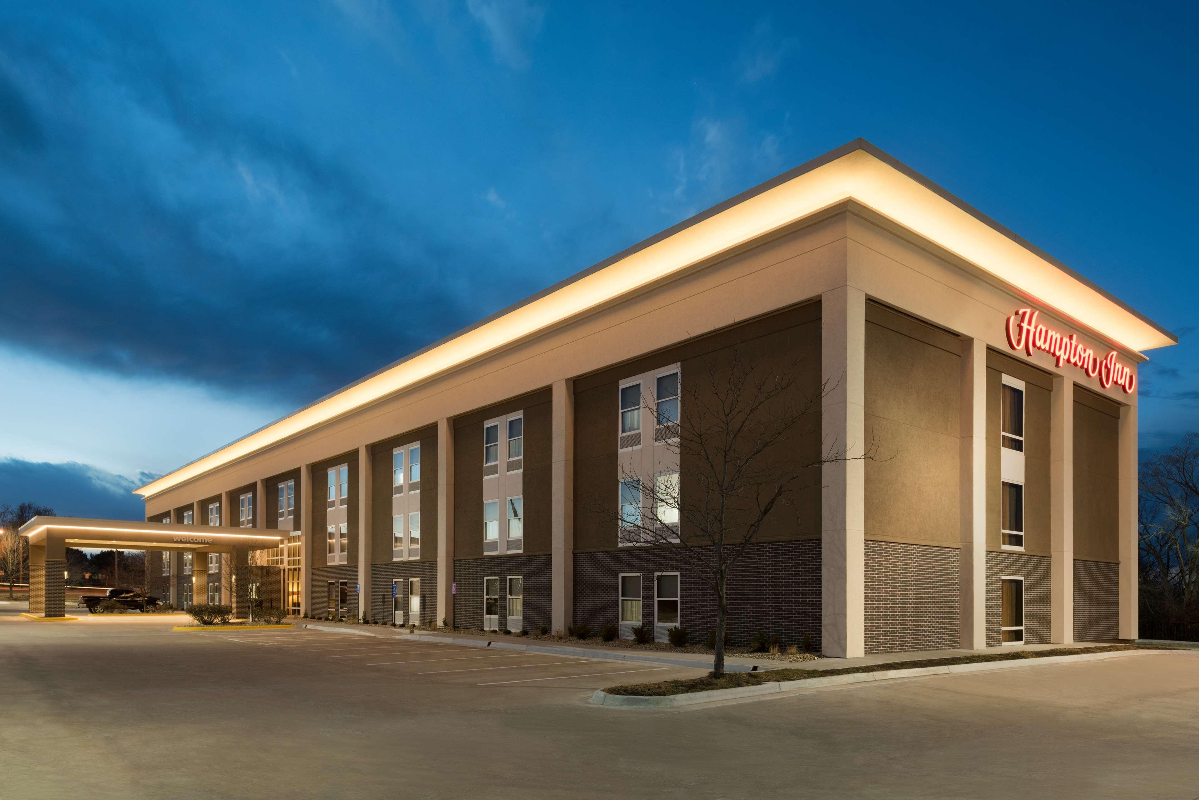 Hampton Inn Lawrence Exterior photo