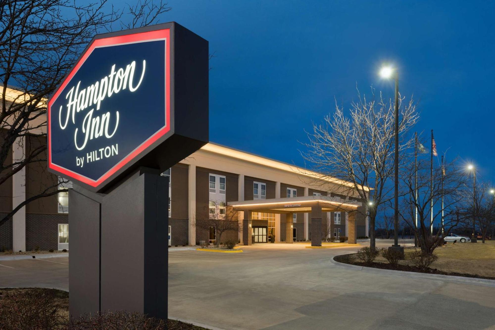Hampton Inn Lawrence Exterior photo